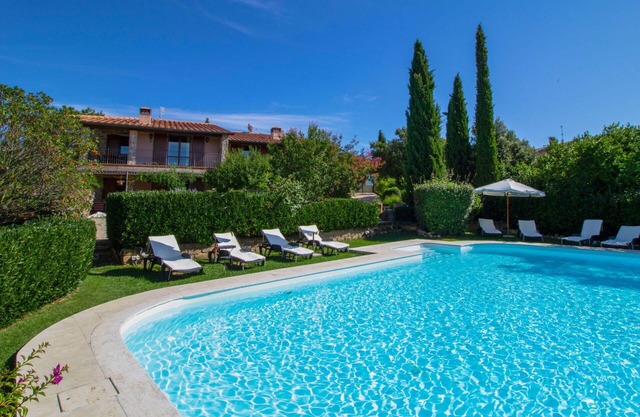Apartment in villa with hot tub, private pool, WIFI, TV, patio, pets allowed, panoramic view