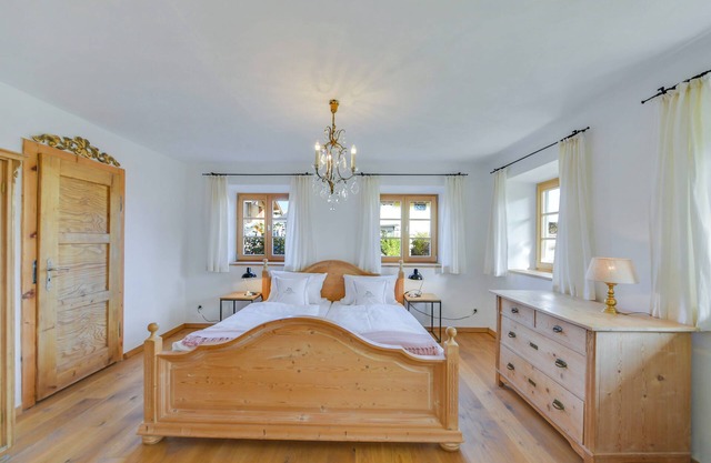 Apartment 'Kneissl Alte Gendarmerie Übersee' with Mountain View, Private Terrace and Wi-Fi