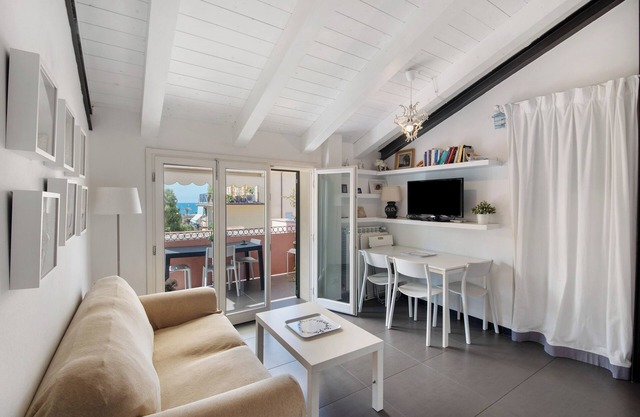 Apartment 'La Terrazza Di Via Daneri 2' with Sea View, Terrace and Air Conditioning