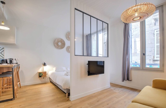 Apartment 'Le Charmant' with Wi-Fi and Air Conditioning