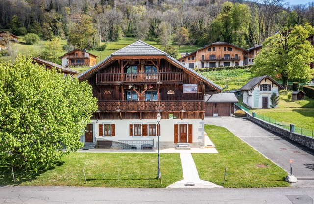 Apartment 'Le Criou' with Mountain View, Private Terrace and Wi-Fi