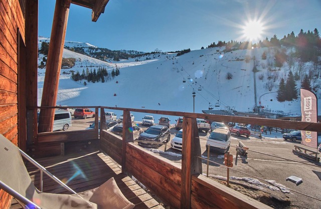 Apartment 'Les Airelles' with Mountain View and Balcony