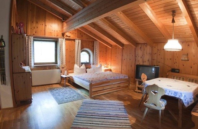 Apartment / living room / shower, WC - Gästehaus Kirchebner