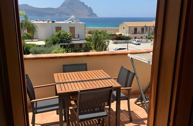 Apartment 'Makari' with Sea View, Wi-Fi and Air Conditioning