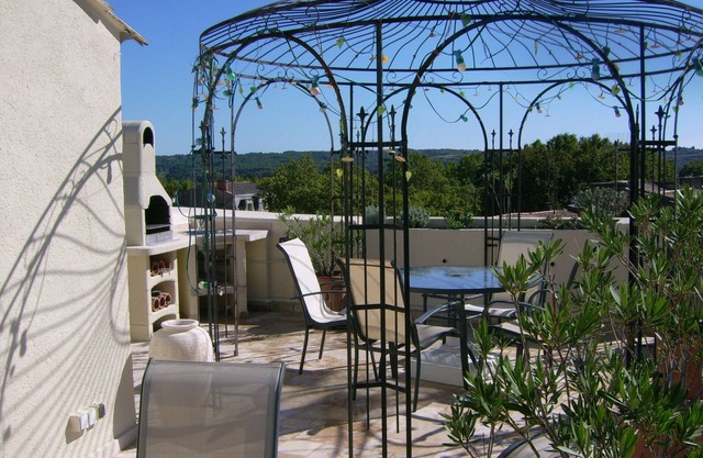 APARTMENT OF CHARM WITH PRIVATIVE TERRACE ON THE ROOTH IN THE OLD PEZENAS CITY