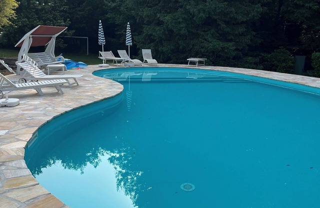 APARTMENT ON LAKE WITH POOL AND PARK