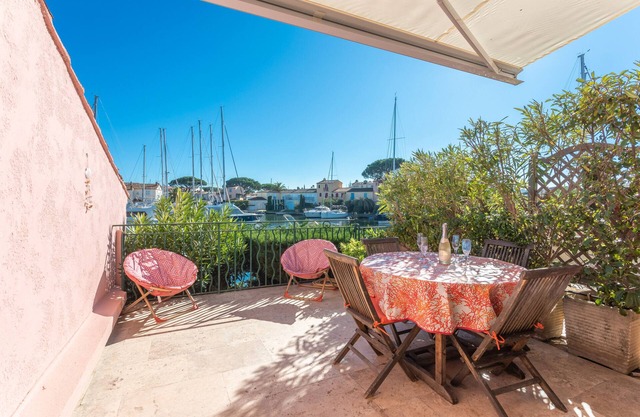 Apartment overlooking the Port-Grimaud canals, rue de l'Amarrage