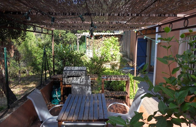 Apartment T3 le Pradet in hillside villa near the sea