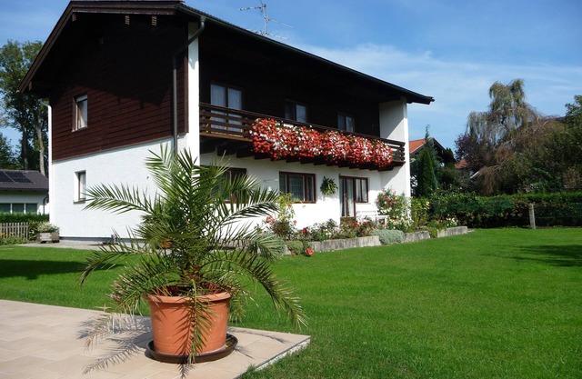 Apartment "Wennesz 1" at Lake Chiemsee with South-Facing Balcony, Mountain View & Wi-Fi
