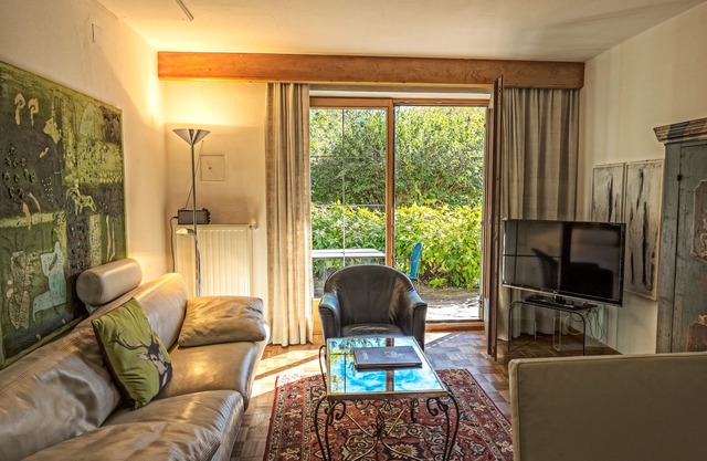 Apartment with garden & SWIMMING POOL, pets allowed, mountain railways for free