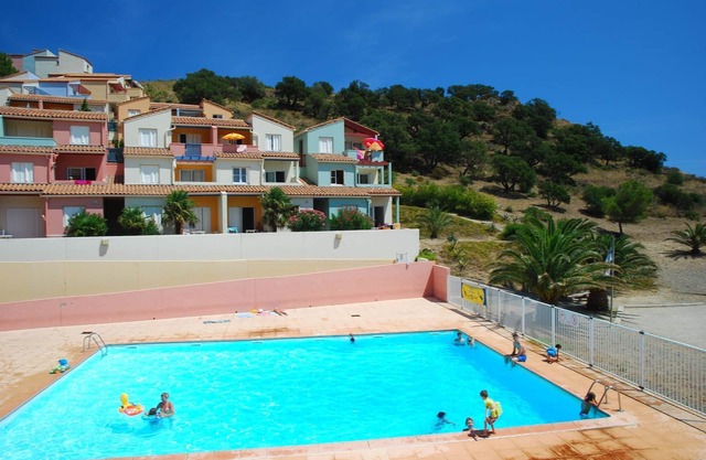 Apartment with balcony or terrace near sea