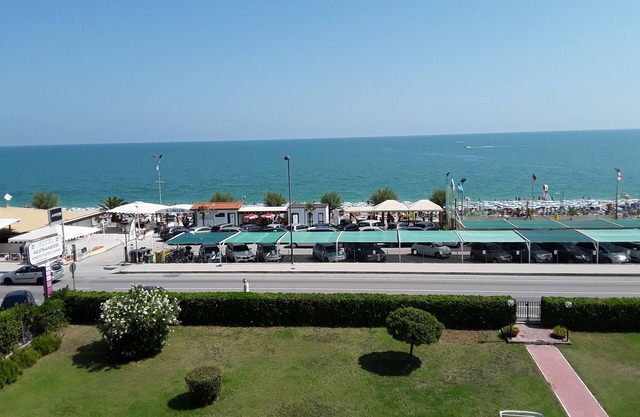 Apartment with direct access to the sea in Marcelli