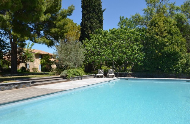 Apartment with garden and pool in a Provencal farmhouse