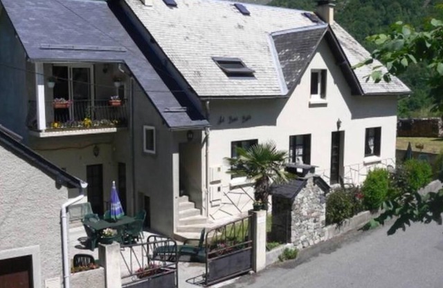 Apartment with garden with magnificent view of the village and the mountains