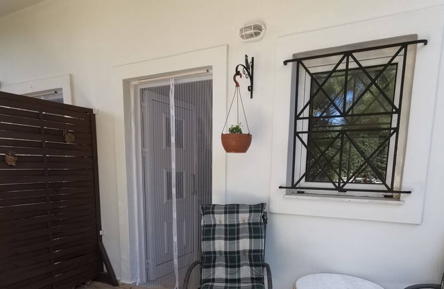 Apartment with garden by the sea