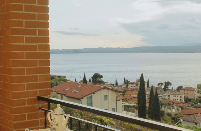 Apartment with splendid lake view a few steps from the center and the beach.