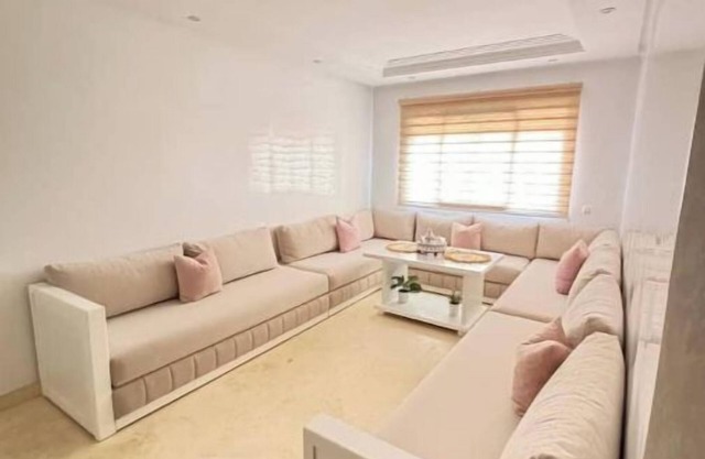 Apartment with pool/climate/wifi in city center.