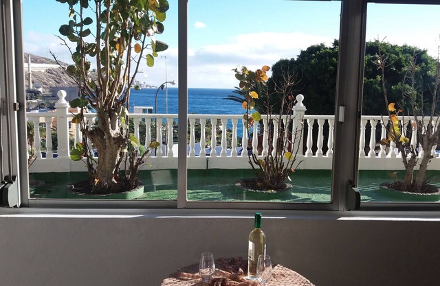 Apartment with sea views, pool and WiFi