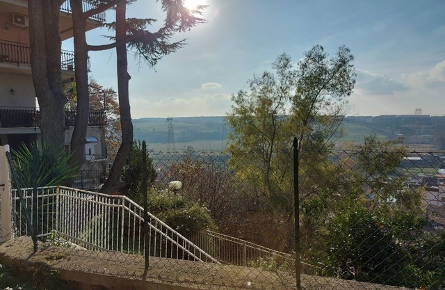 Apartment with view in a house with garden, quiet, 15' from Roma Piramide.