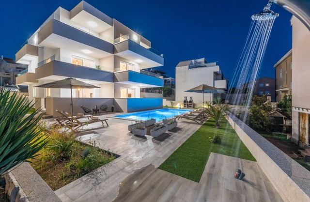 Apartments for 24 with Pool and Grill