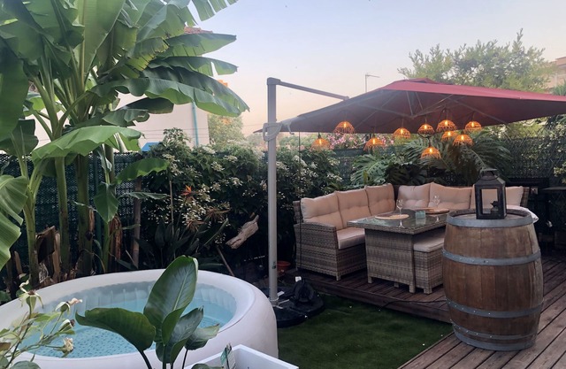 Appart, garden, Jacuzzi, Antibes close to town center, Parking