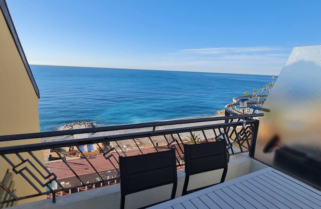 Appartement Climatisé de Standing 4 Personnes, Face à la mer Devant la Plage