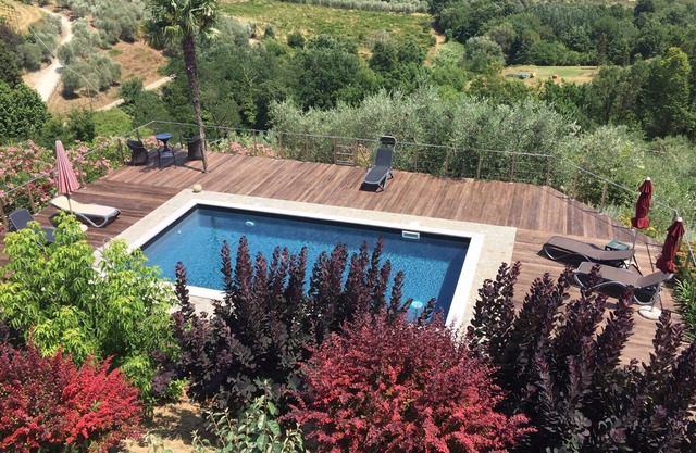 Appartement with pool, located between olive treees and wine rapes