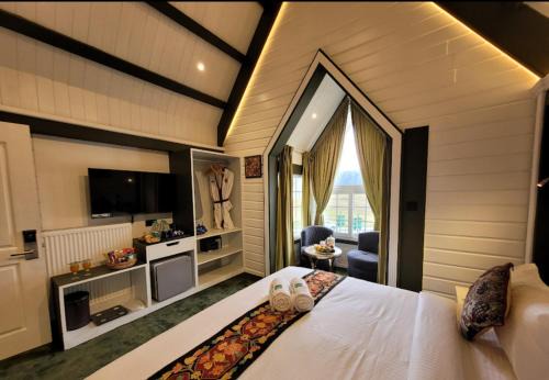 Appollo 11 luxury houseboat