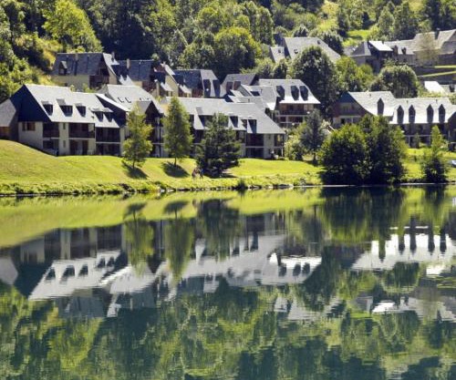 Appt T3 calme bord du lac avec piscine