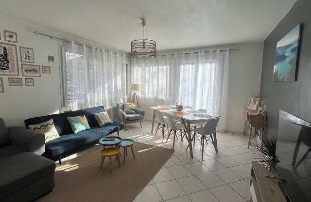 Apt 6 pers near center and lake