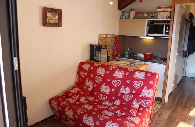Apt (expo south), open view, nice and quiet. Locs Sunday to Sunday