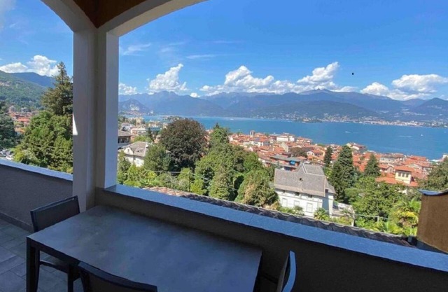 Apt in Stresa, superb view of Lake Maggiore, balcony, WiFi, A/C, garage & garden