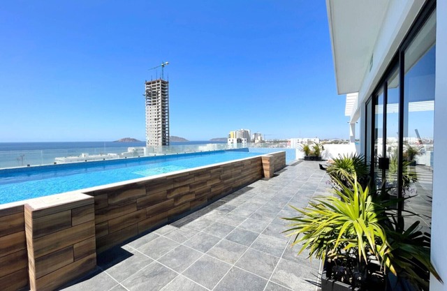 Apt with Pool 2 Blocks from the Malecón