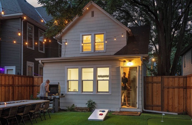Arcade Game Room/5min to Downtown/Putting Green/Wet Bar