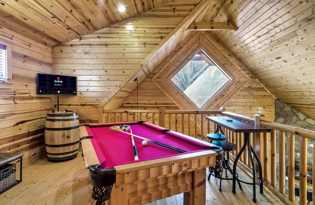 Arcade, Pool Table, Hot Tub, WiFi, Wheelchair Accessible in Smoky Mountains