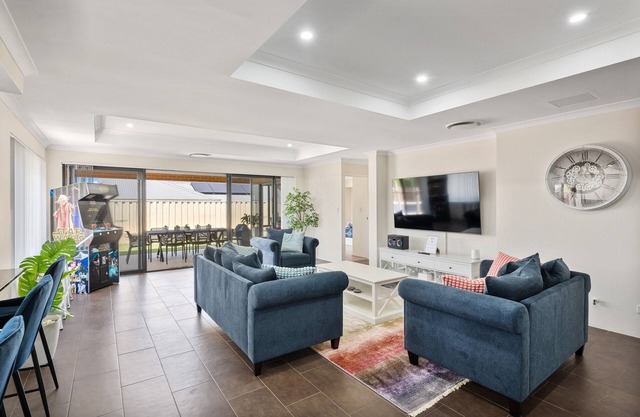 Arcadia Retreat - 4-bed, 2.5 bath oasis with pool, theatre, and arcade machine!