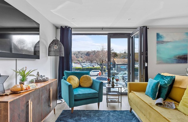 Architect designed luxury apartment with parking, central Dartmouth