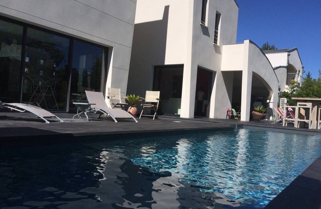 Architect-designed villa on the banks of the Sorgues river