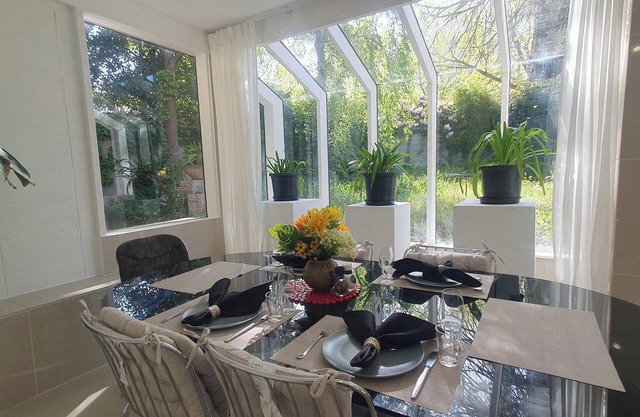 Architectural Comfy 2B&2B suite with garden view close to lake & Shopping Centre