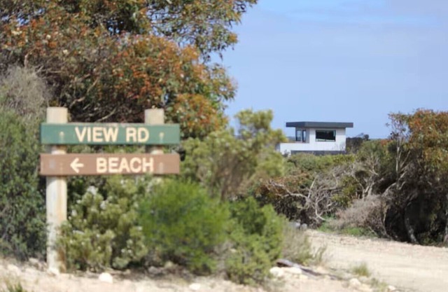Architecturally designed - off grid adventure & close to beach, awesome views