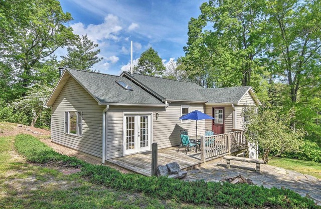 Arden Cottage with Fire Pit - 11 Mi to Asheville