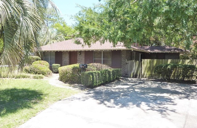 ARIEL WEST DUPLEX 2 bedrooms, 1 bathroom