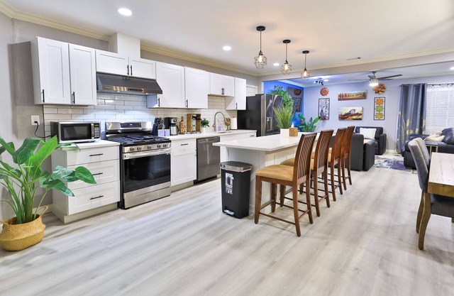 Arlington 3bd/1ba Hot Tub Hideaway, Huge Kitchen, Hot Tub, Deck, Firepit