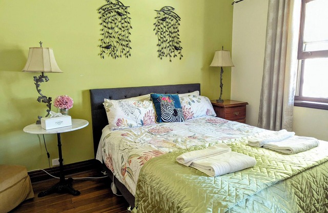 ArtDeco Comfy 3BR Retreat near Airport-City-Coast