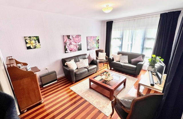 Artist's Cottage - Cosy Home in Quiet Leafy Street