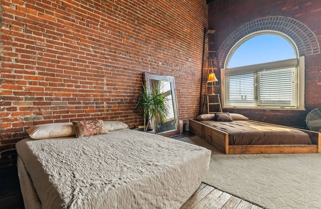 Artist Warehouse Penthouse - Downtown St. Louis - Boutique Hotel Sleeps 20