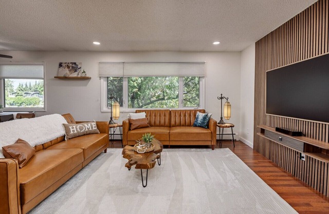Artistic downtown 2br king bed