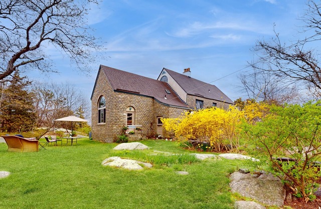 Artistic guest suite with beautiful outdoor spaces, walk to town & beaches