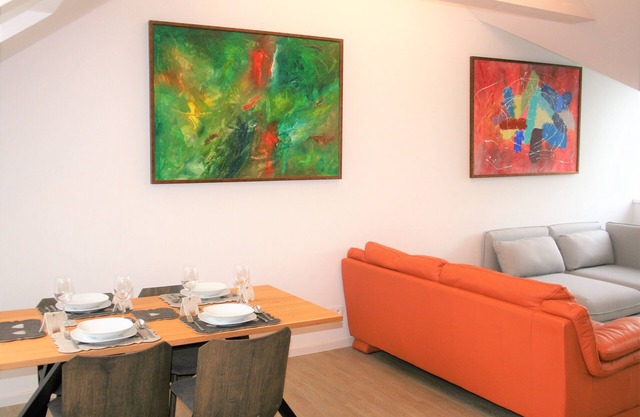 ★ artistic ★ spacious ★ air-conditioned ★ patio ★ terrace ★ free parking