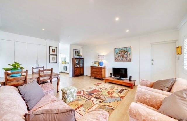Artsy apartment a stone's throw away from amenities and public transport